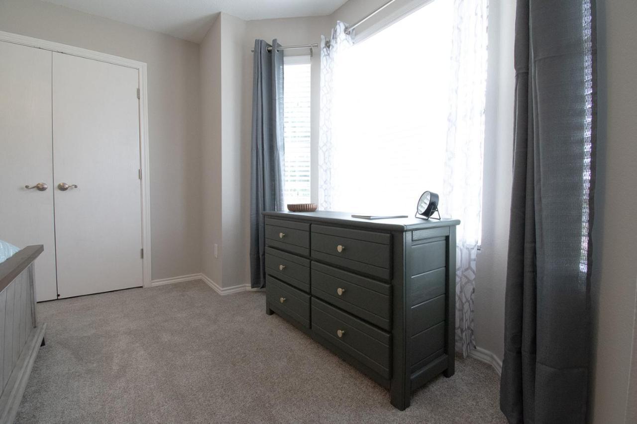 Texas Roots: King Beds And Modern Comfort *