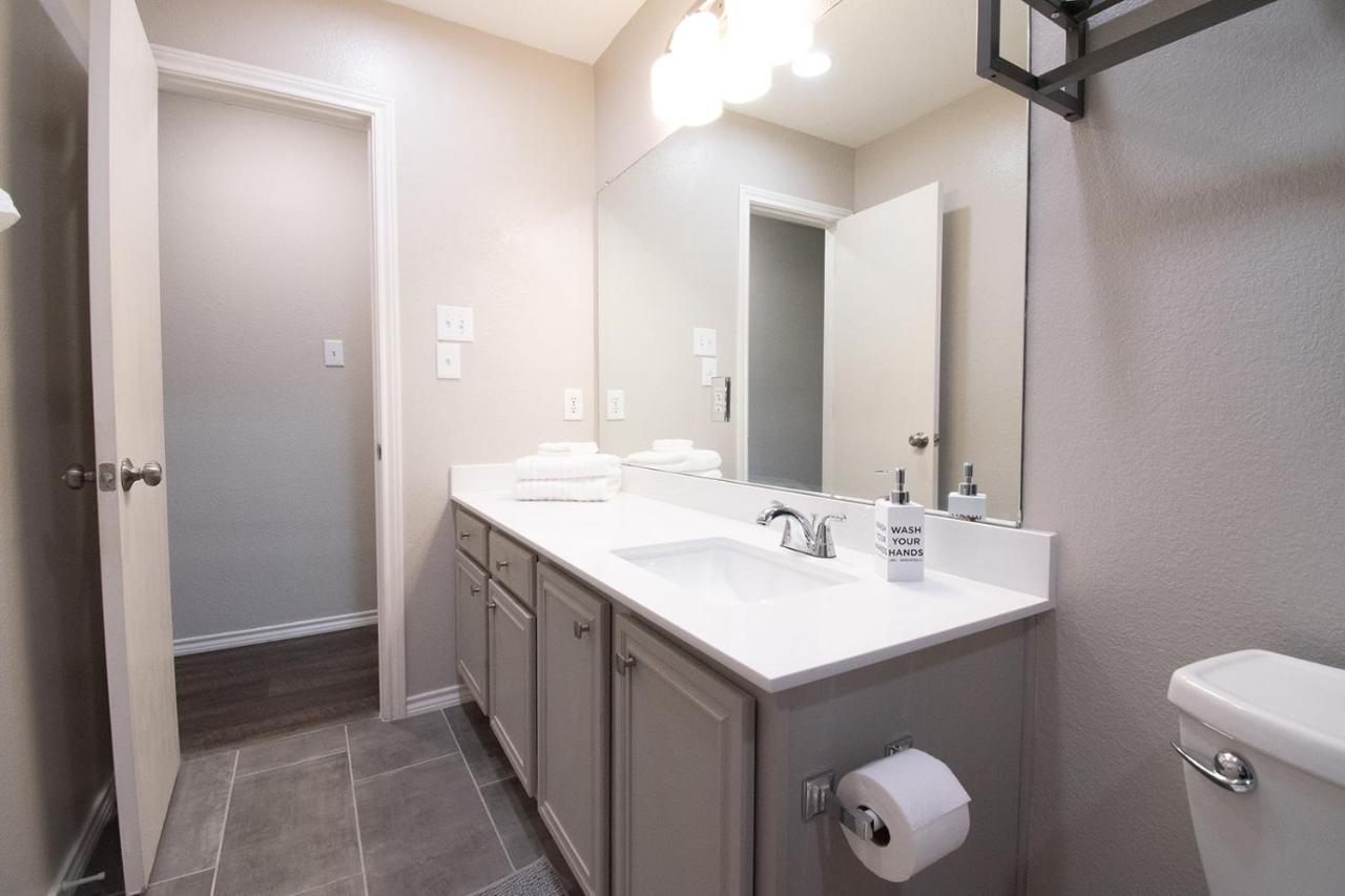Texas Roots: King Beds And Modern Comfort Holiday home McKinney