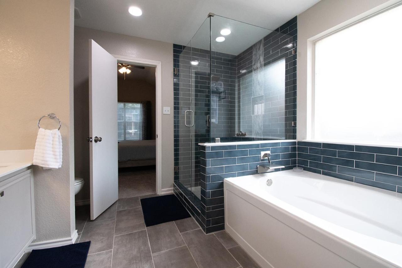 Texas Roots: King Beds And Modern Comfort McKinney