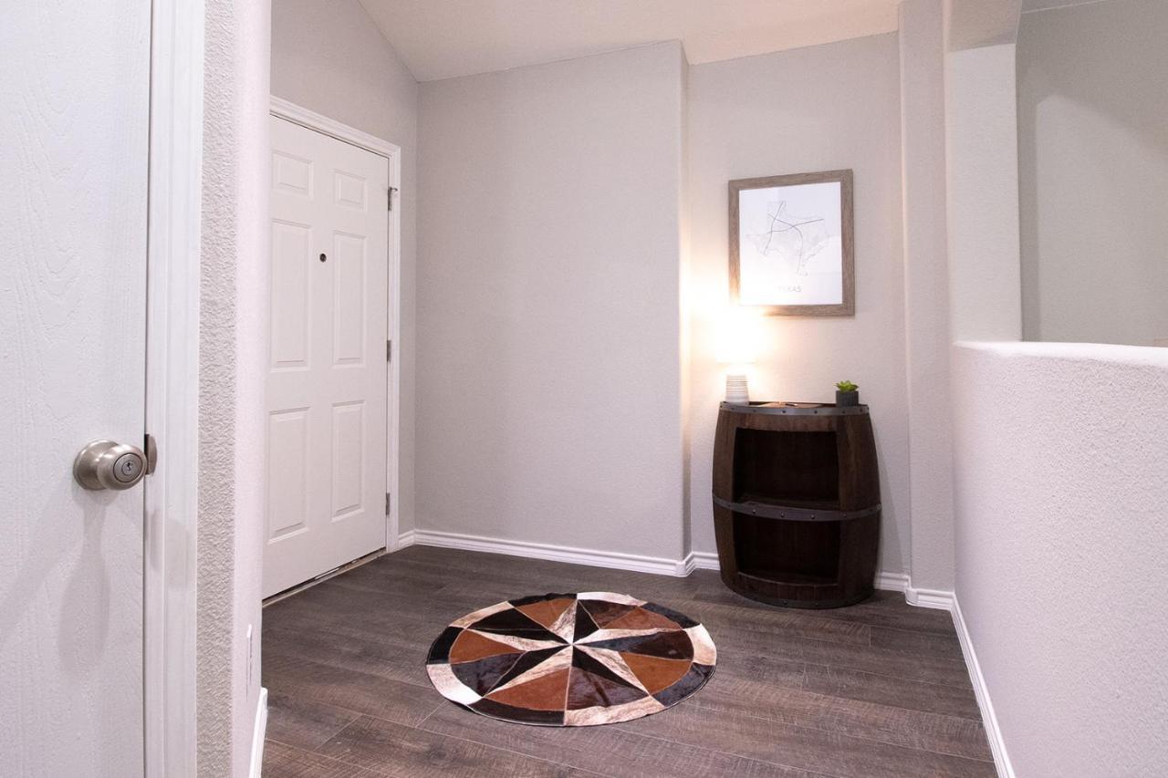 Texas Roots: King Beds And Modern Comfort Holiday home