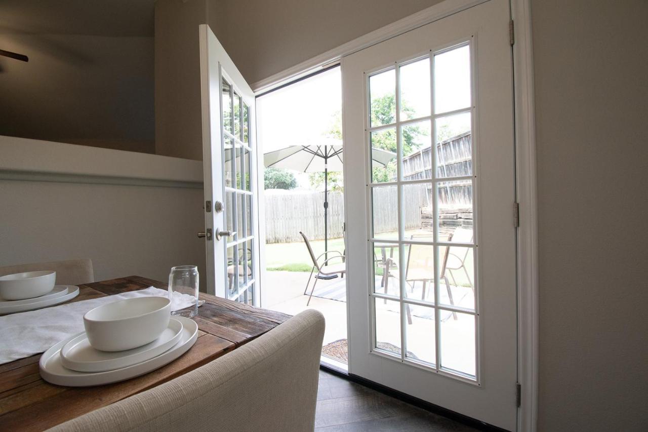 Texas Roots: King Beds And Modern Comfort Holiday home *