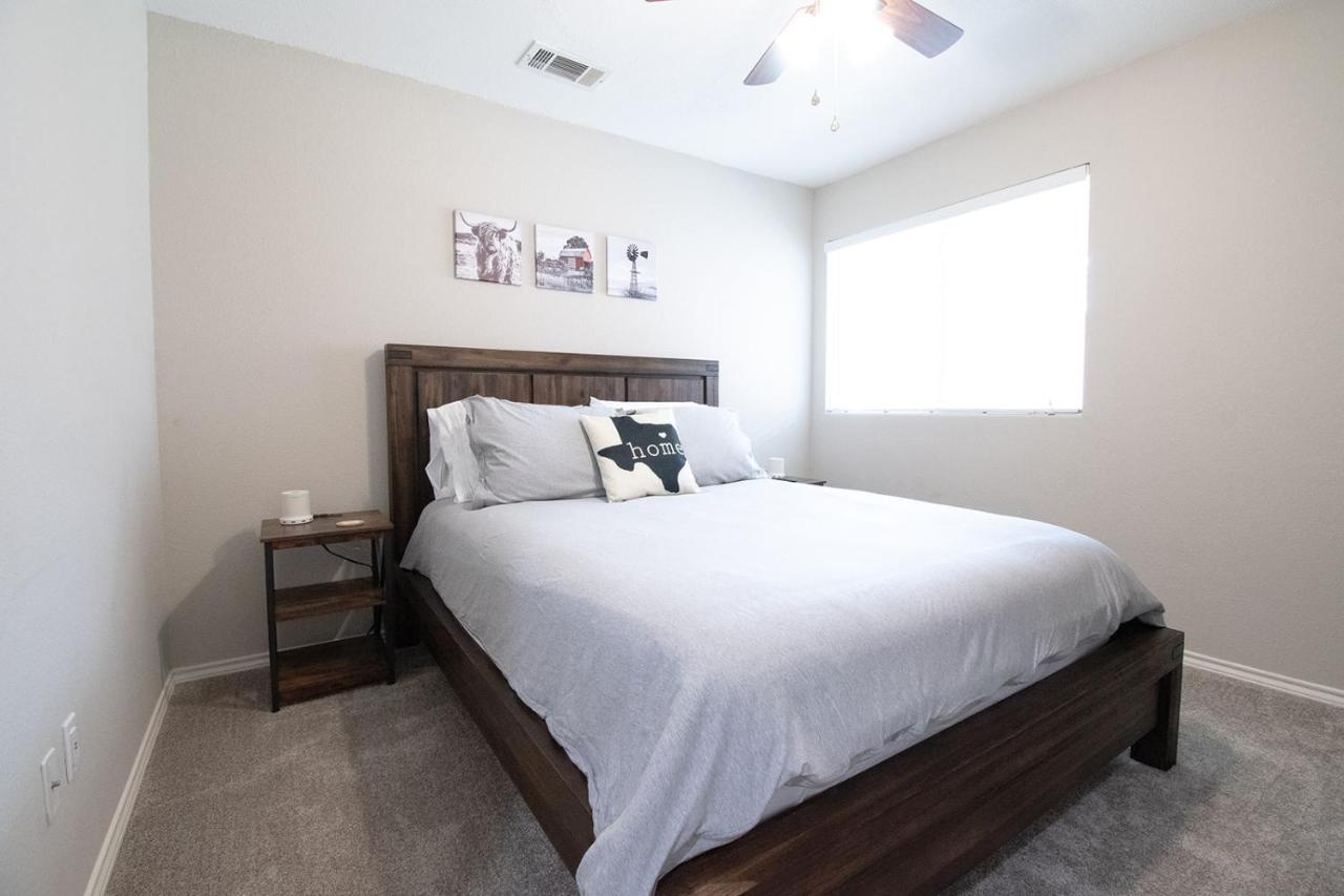 Texas Roots: King Beds And Modern Comfort Holiday home