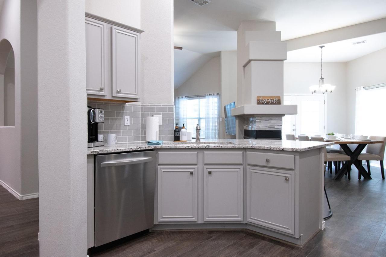 Texas Roots: King Beds And Modern Comfort Holiday home