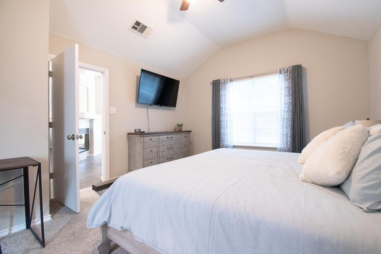 Texas Roots: King Beds And Modern Comfort McKinney
