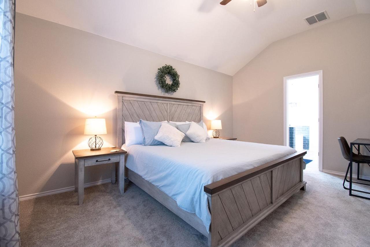 Texas Roots: King Beds And Modern Comfort McKinney