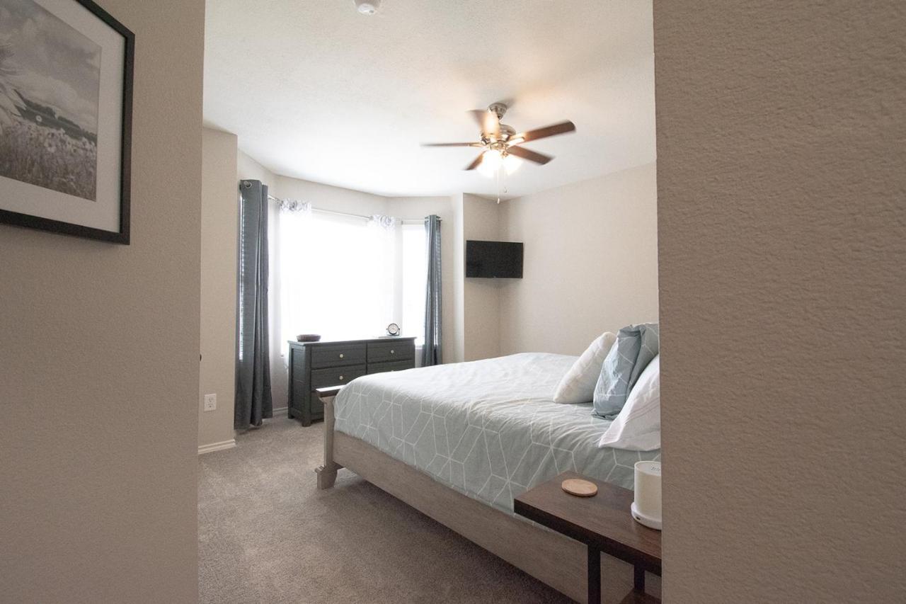 Texas Roots: King Beds And Modern Comfort *